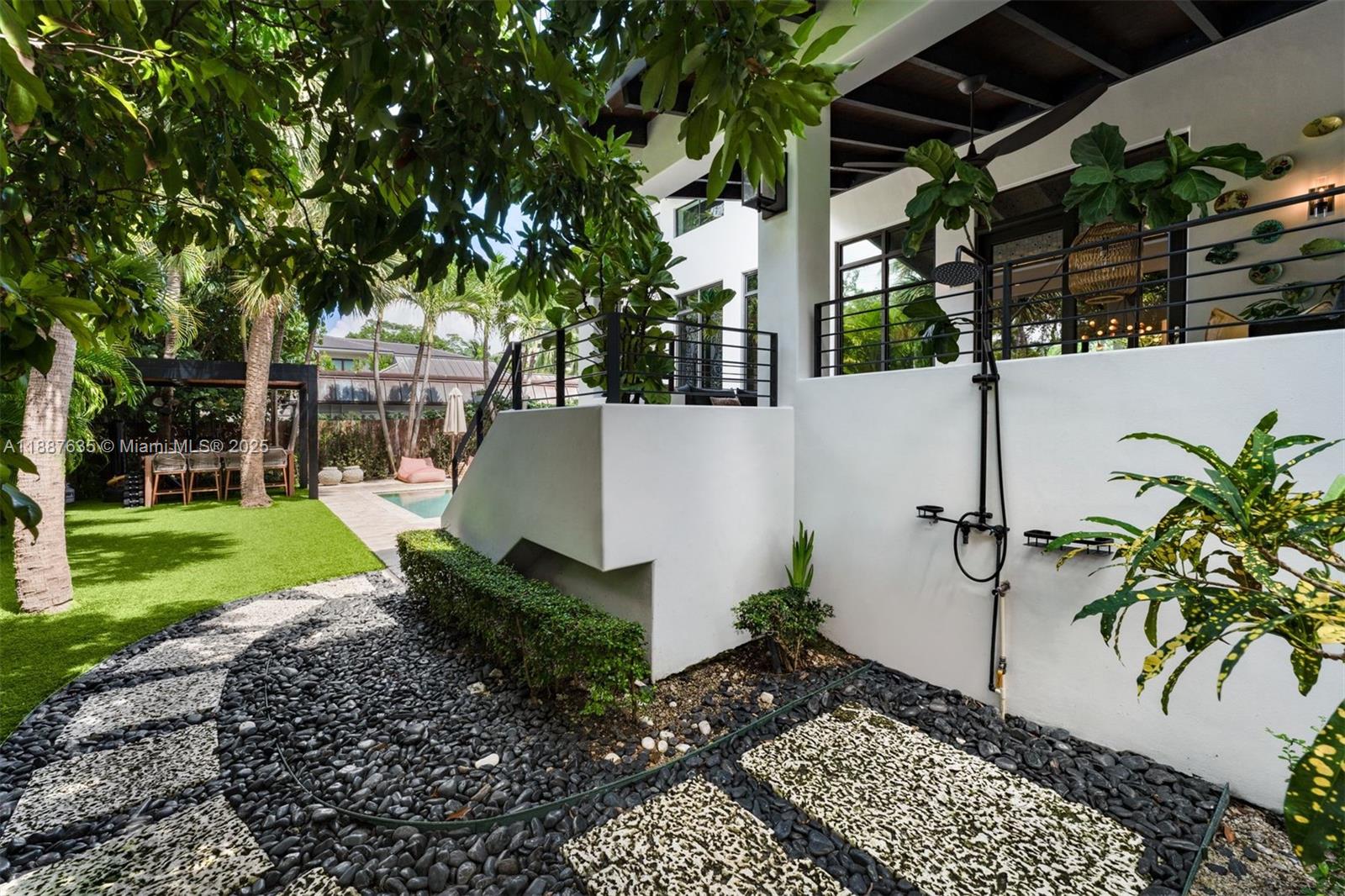 330 Caribbean Rd Key Biscayne, FL 33149 330 Caribbean Rd Key Biscayne, FL 33149