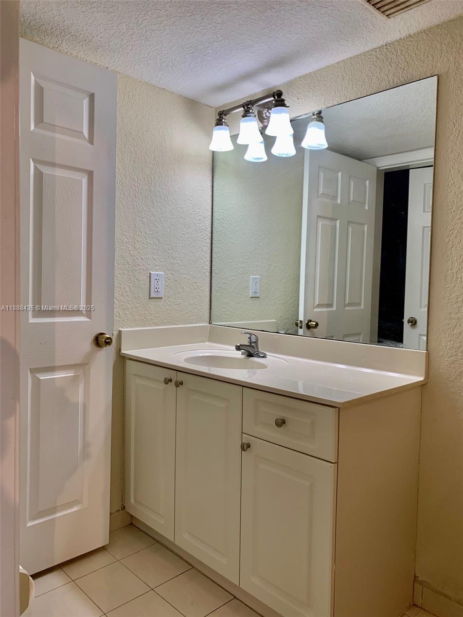 20930 SW 87th Ave #201 Cutler Bay, FL 33189