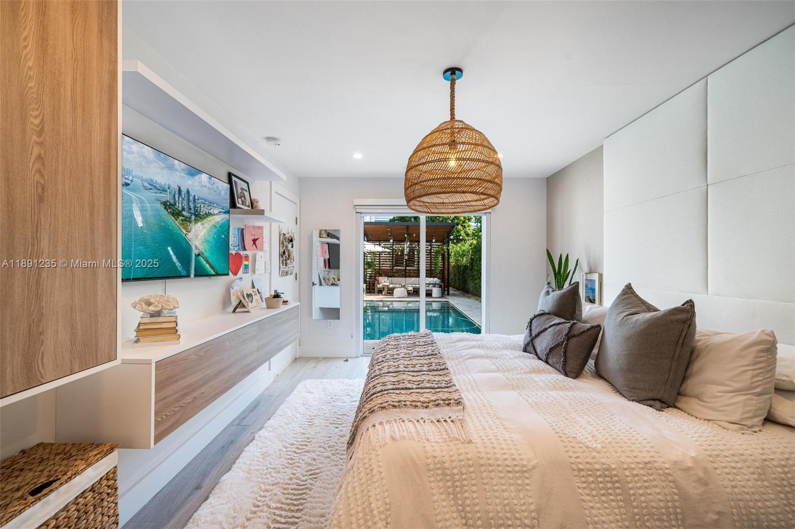 2437 SW 25th Ter Miami, FL 33133