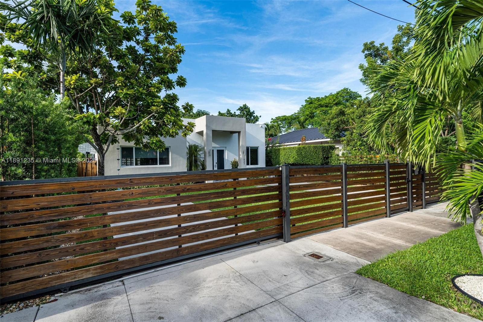 2437 SW 25th Ter Miami, FL 33133