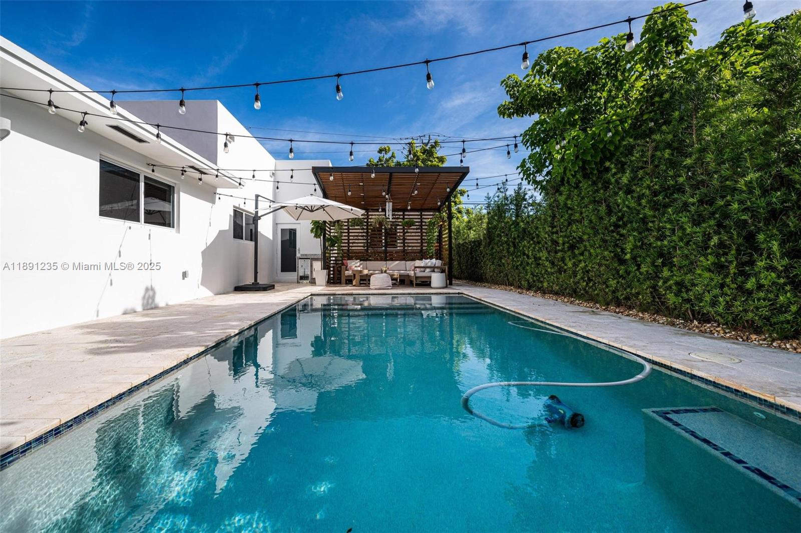 2437 SW 25th Ter Miami, FL 33133