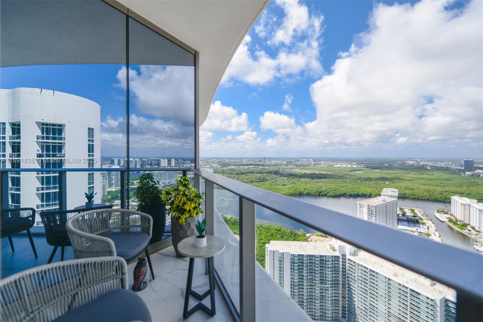 image The Ritz-carlton Residenc14