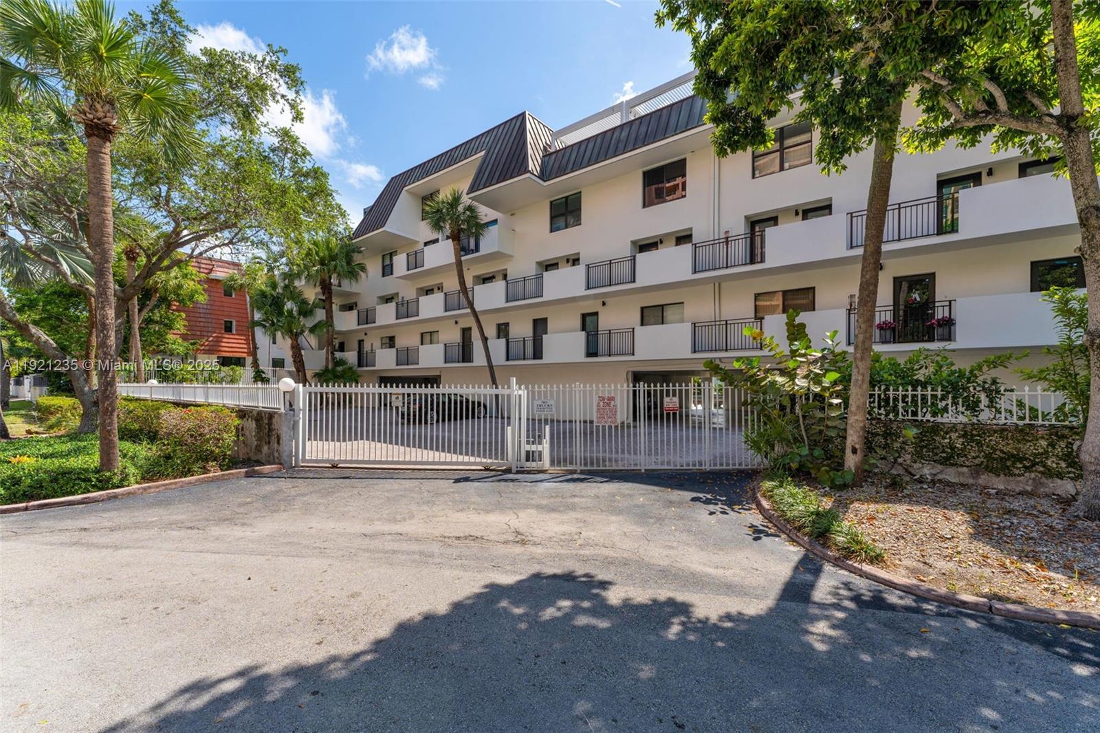 6901 Edgewater Dr #315 Coral Gables, FL 33133