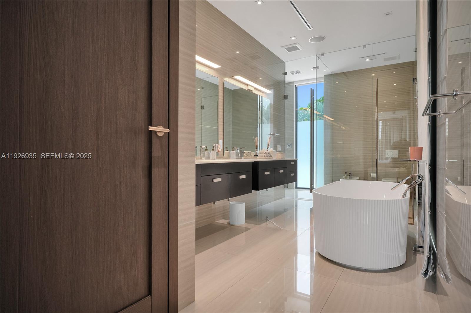 5501 Pine Tree Dr Miami Beach, FL 33140