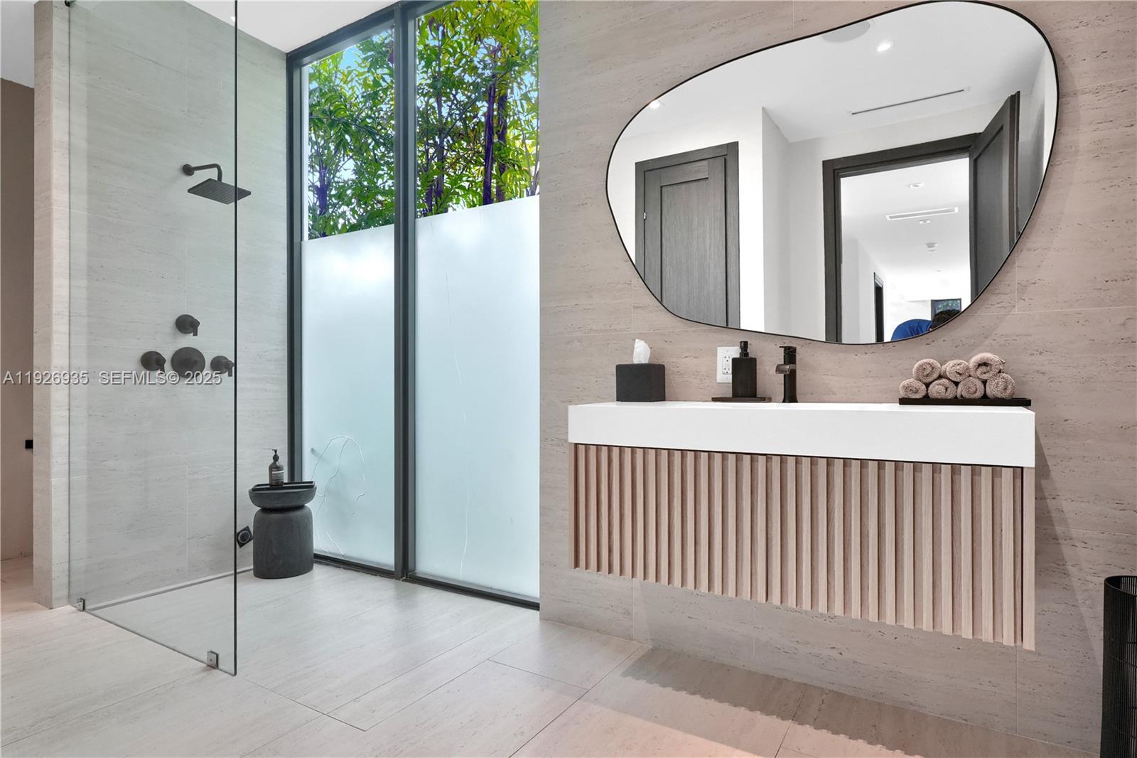 5501 Pine Tree Dr Miami Beach, FL 33140