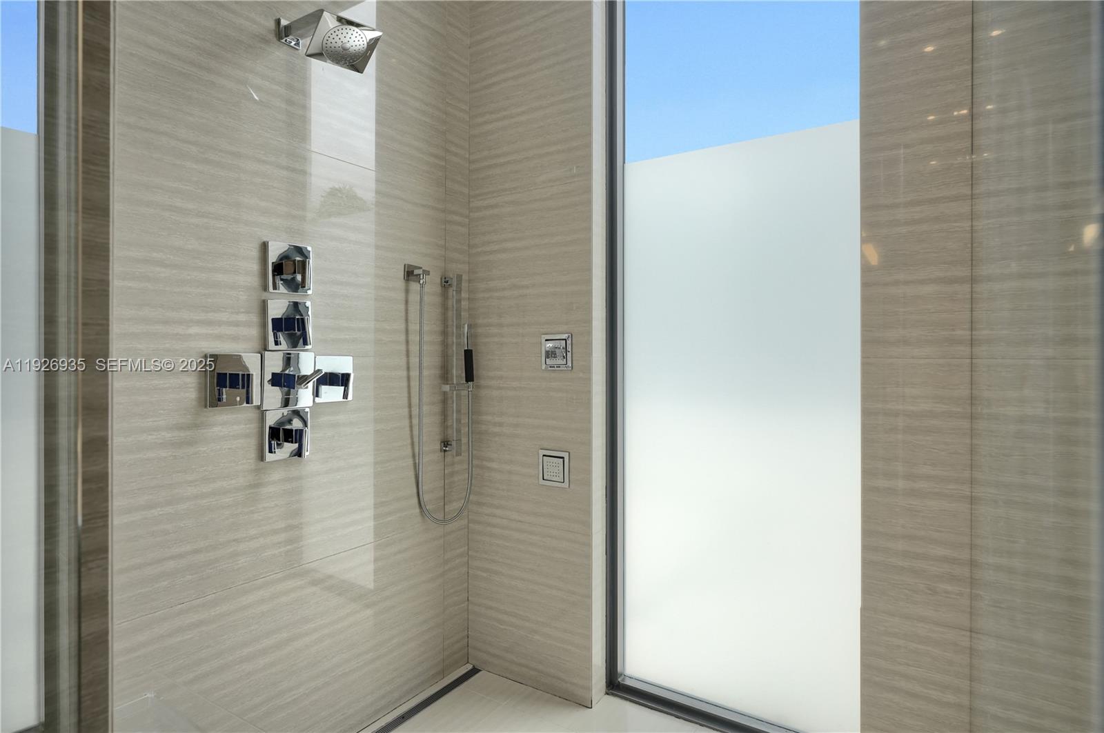 5501 Pine Tree Dr Miami Beach, FL 33140