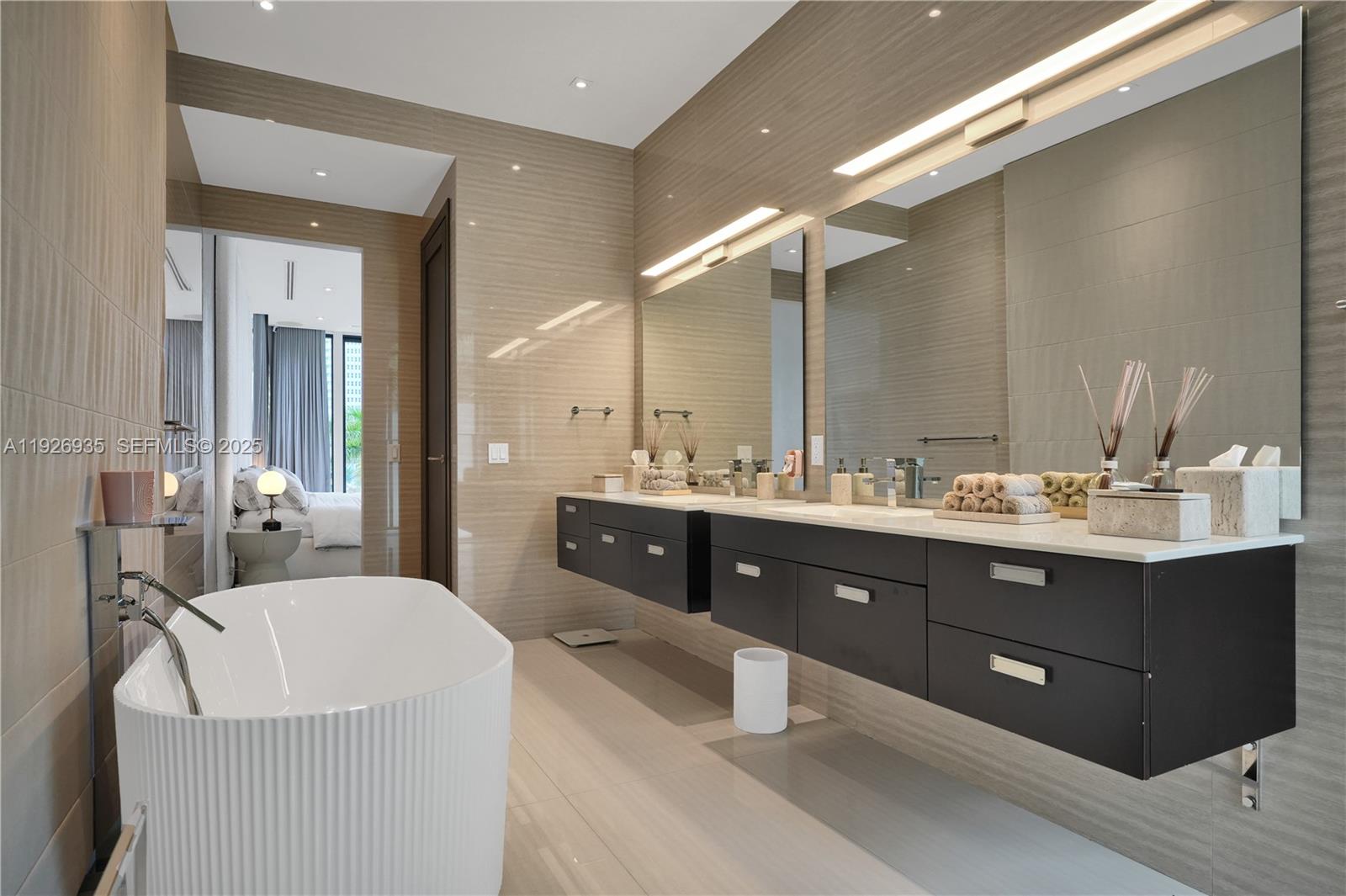 5501 Pine Tree Dr Miami Beach, FL 33140