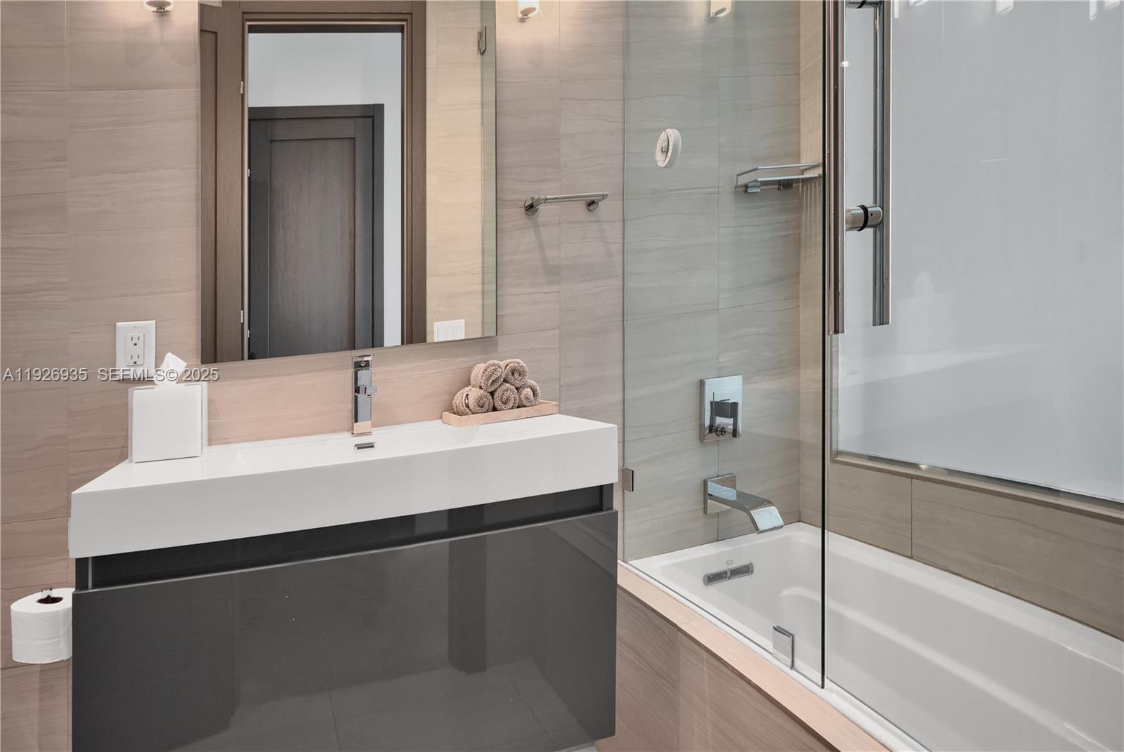 5501 Pine Tree Dr Miami Beach, FL 33140