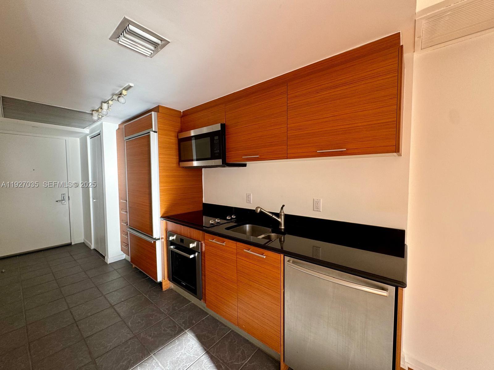 50 Biscayne Blvd #1703 Miami, FL 33132