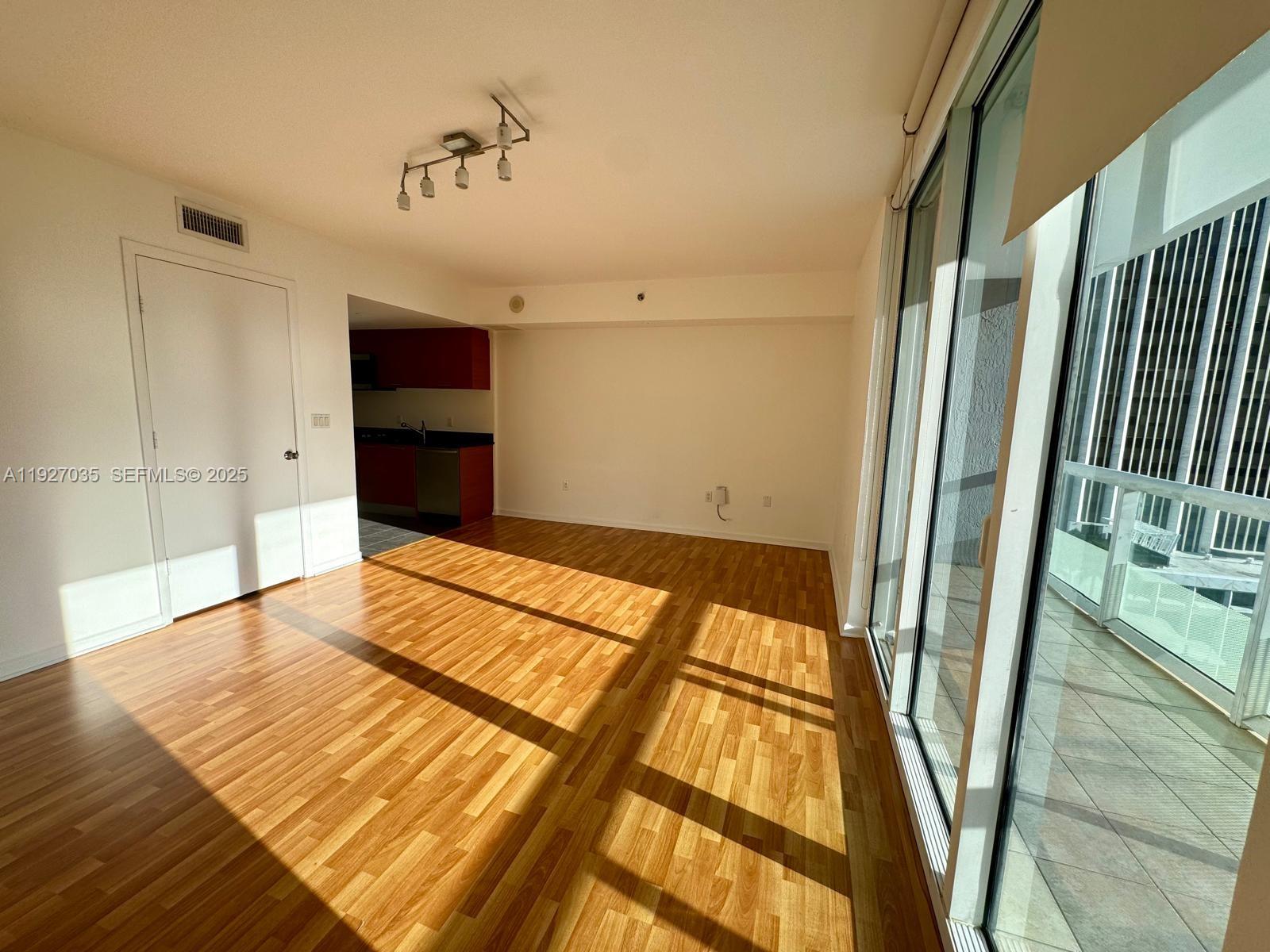 50 Biscayne Blvd #1703 Miami, FL 33132