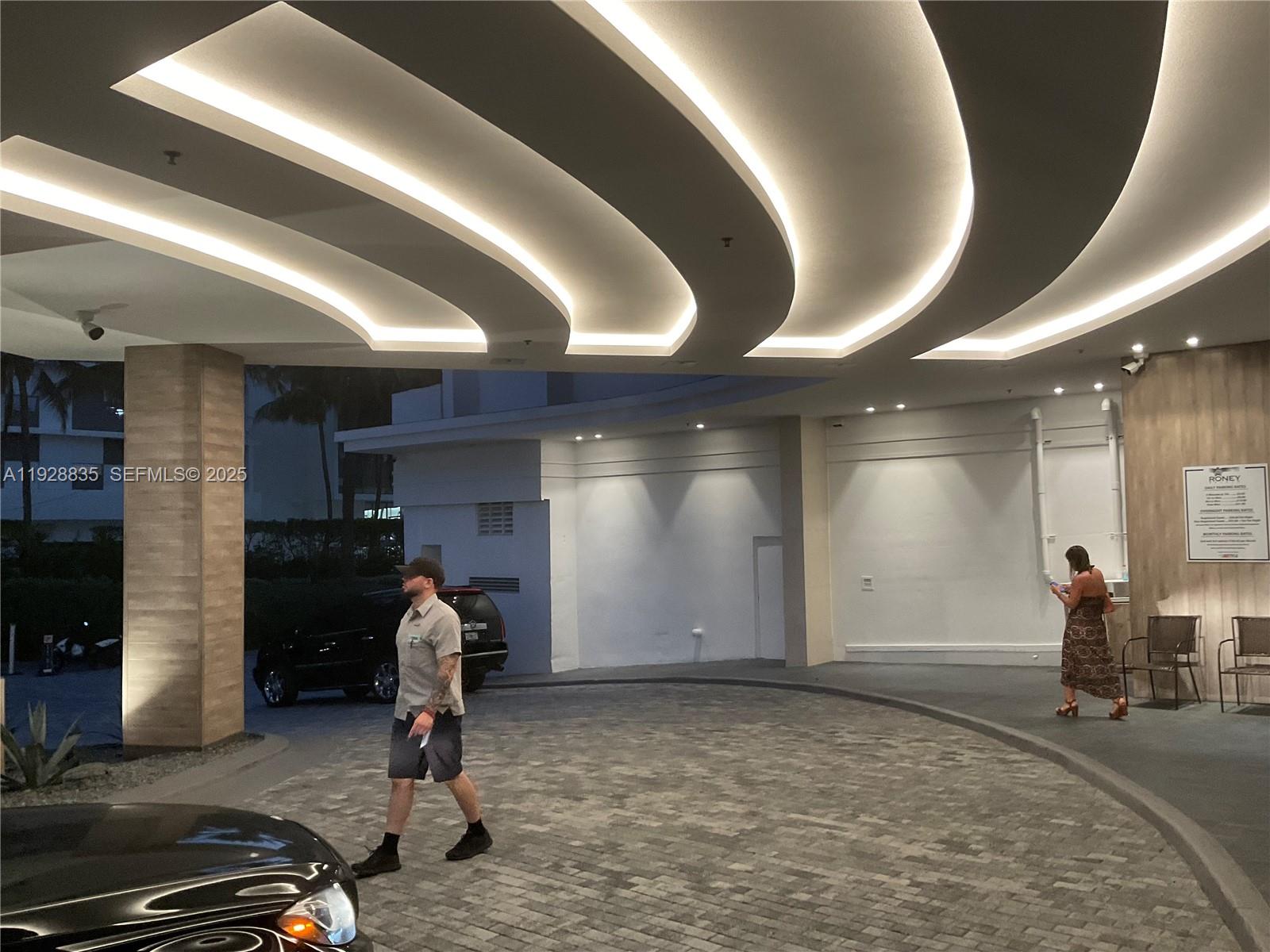 2301 Collins Ave #704