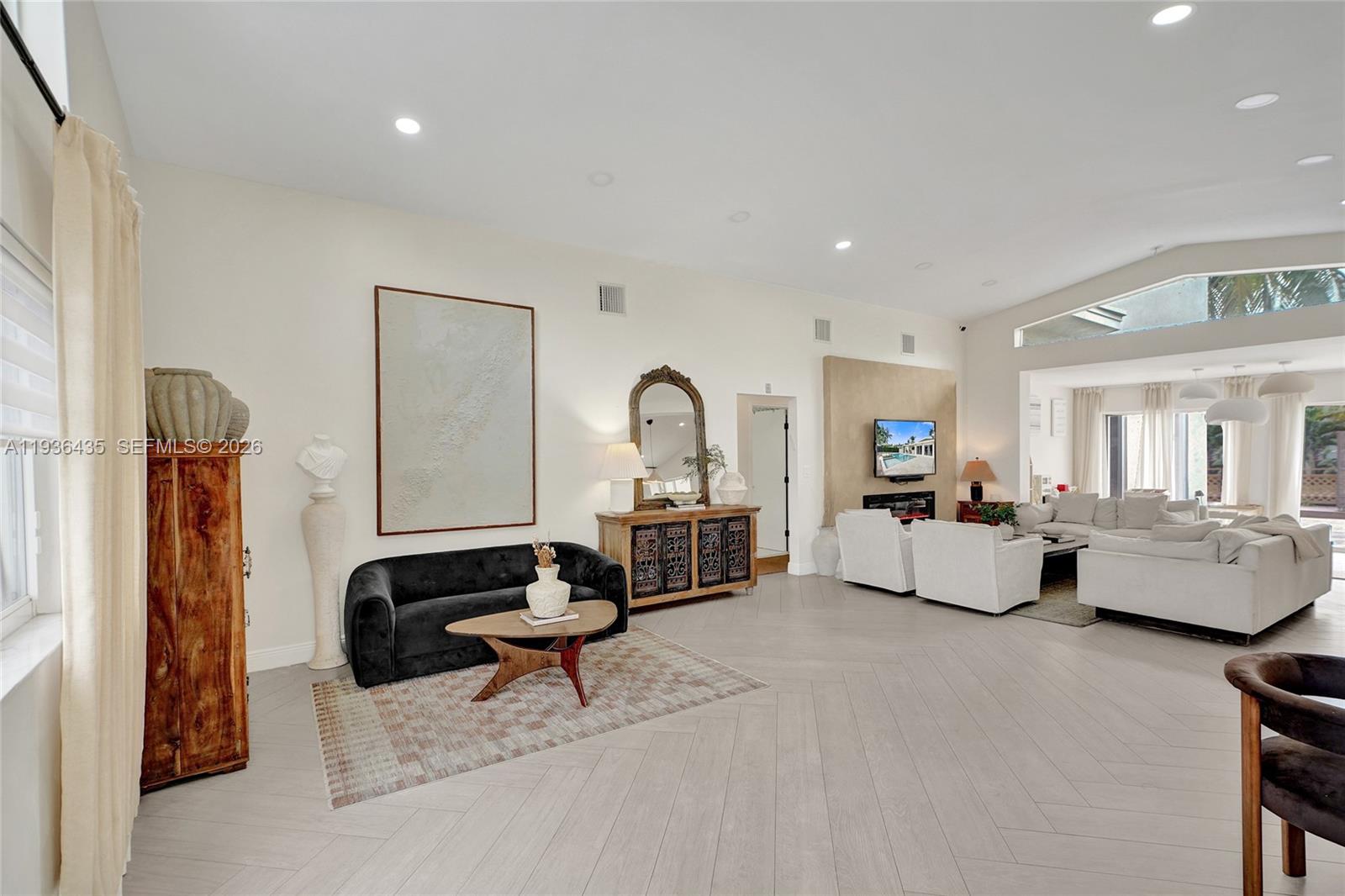 2570 NE 201st St Miami, FL 33180