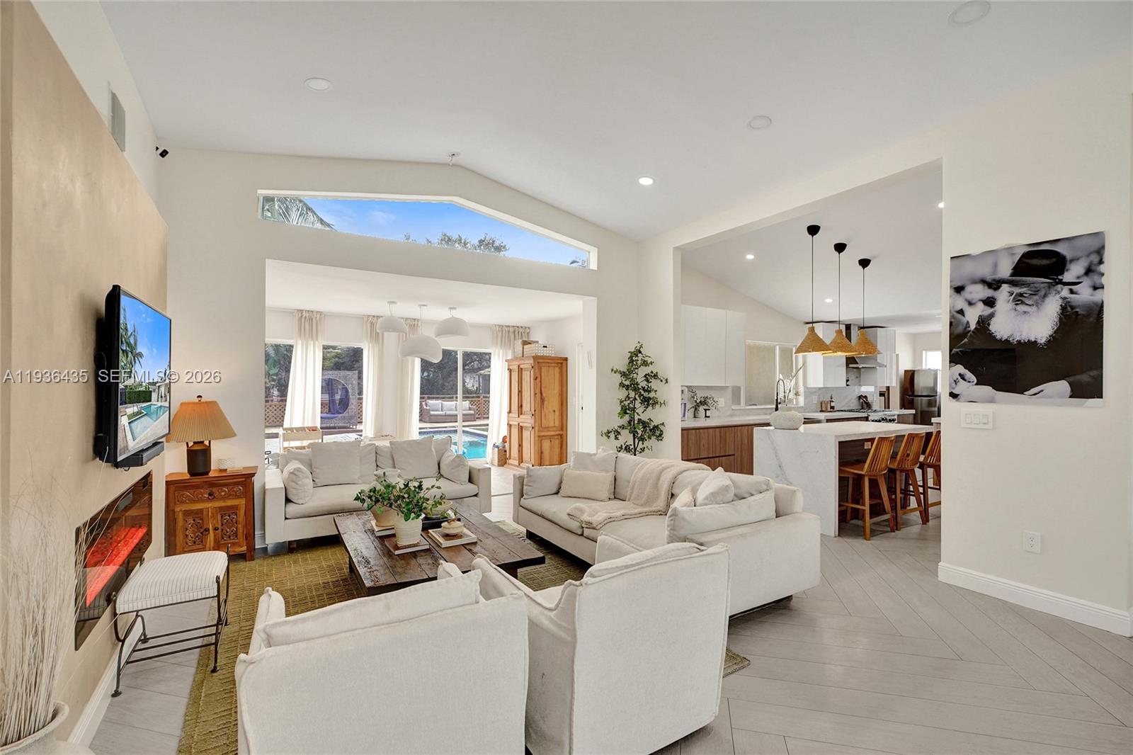 2570 NE 201st St Miami, FL 33180