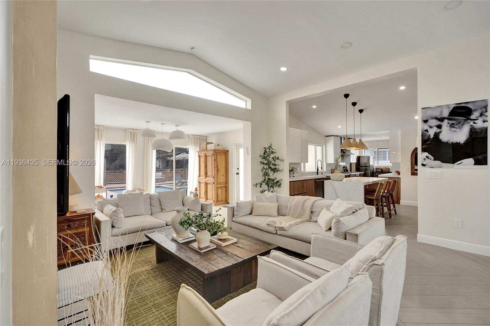 2570 NE 201st St Miami, FL 33180