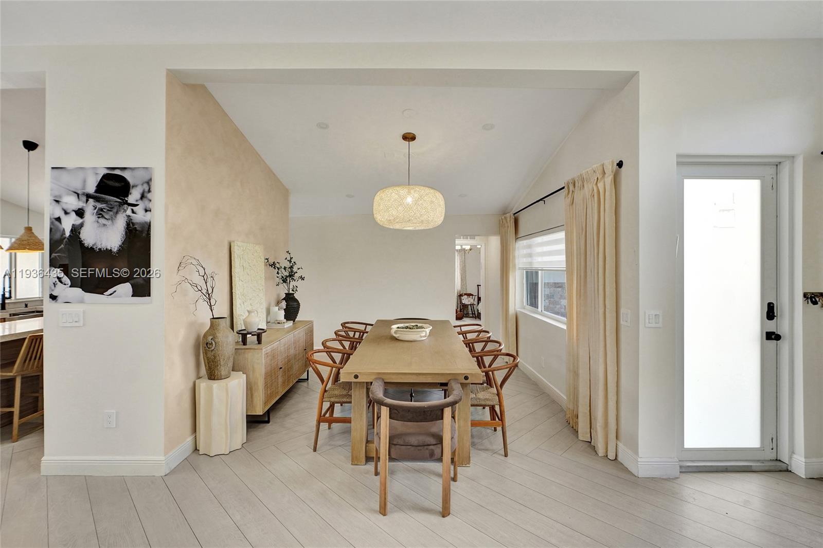 2570 NE 201st St Miami, FL 33180