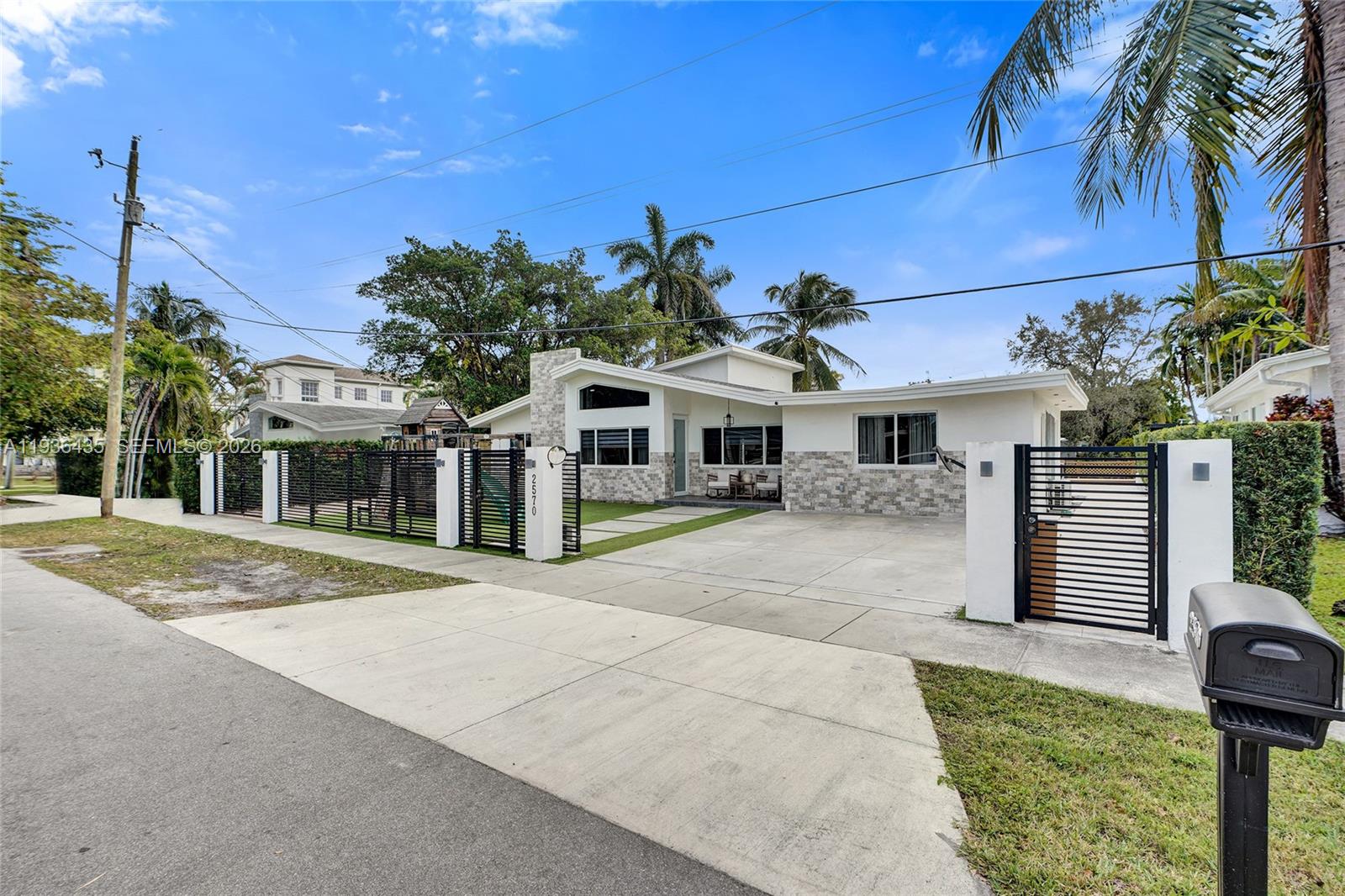 2570 NE 201st St Miami, FL 33180