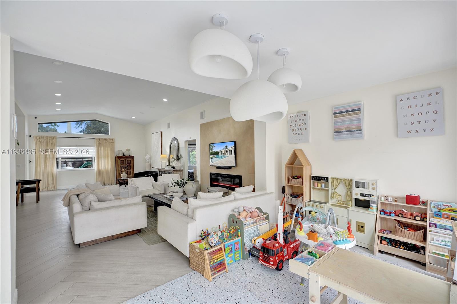 2570 NE 201st St Miami, FL 33180