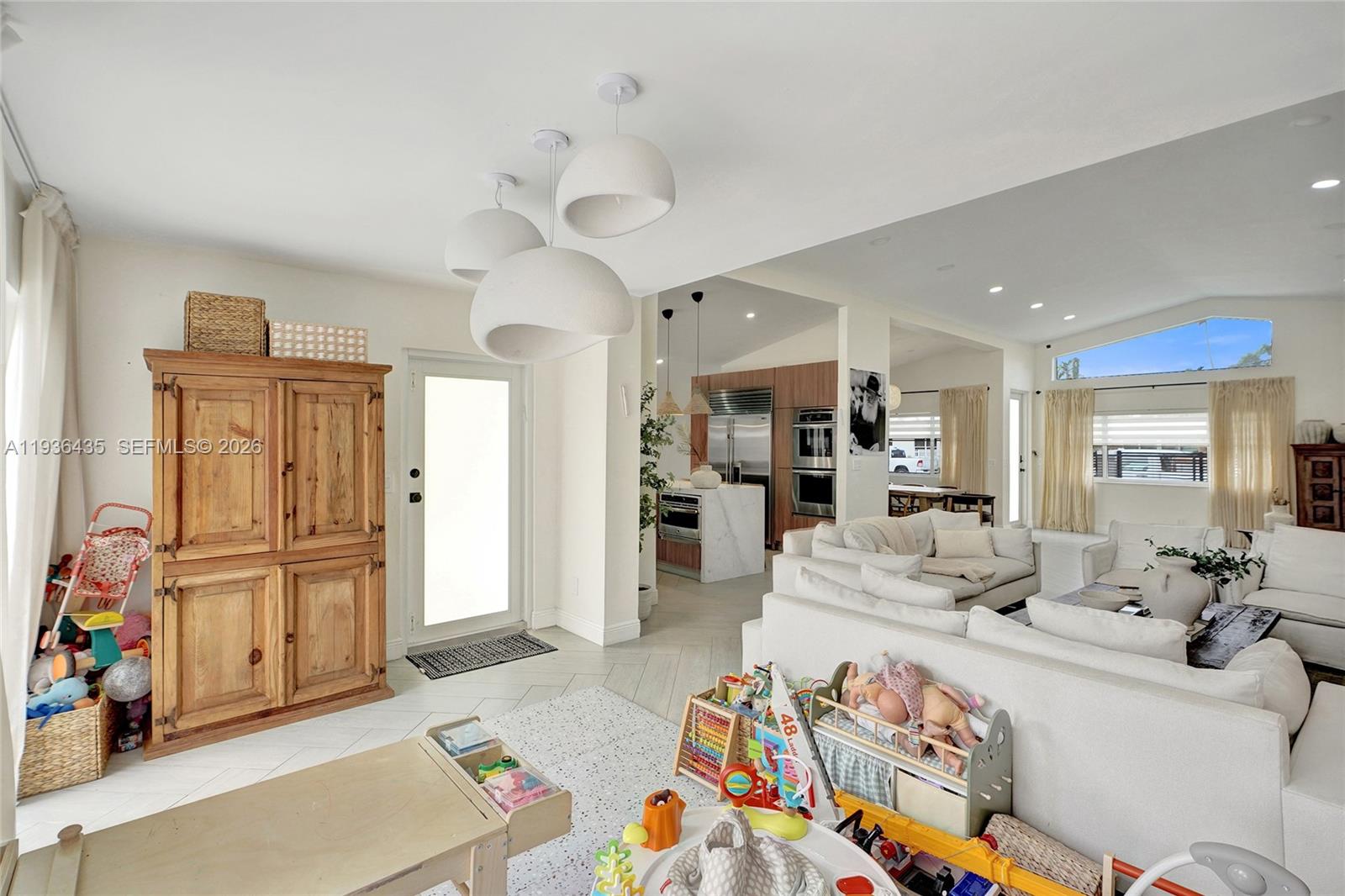 2570 NE 201st St Miami, FL 33180