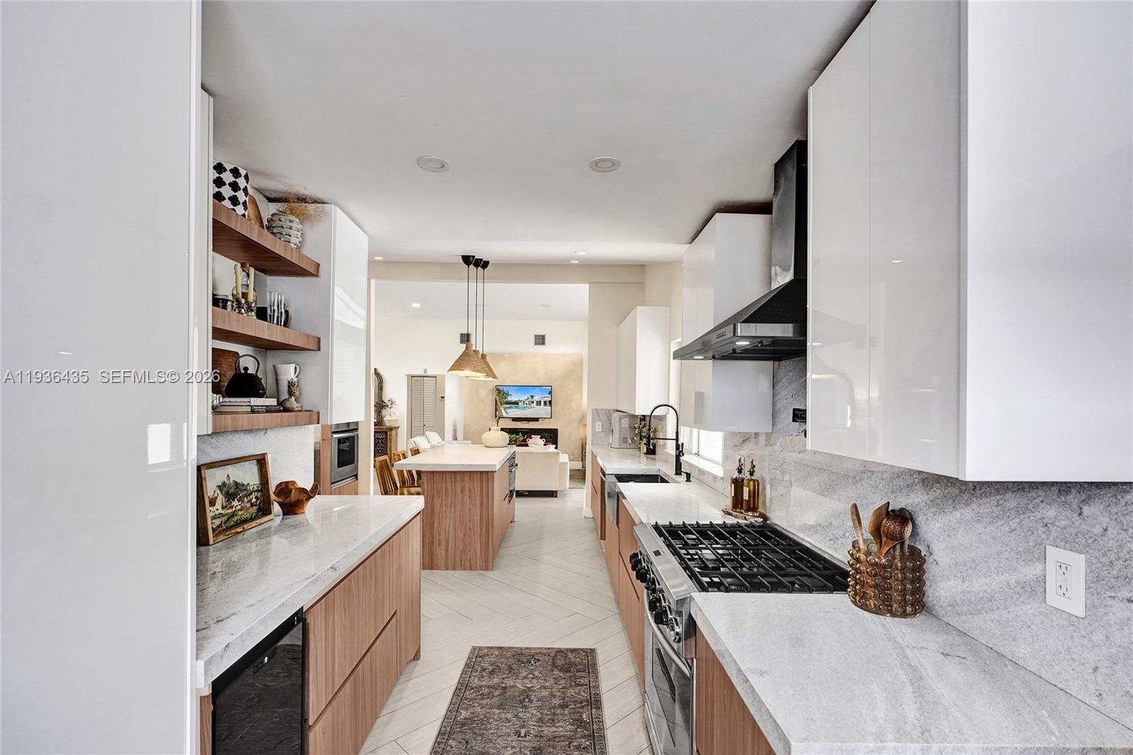 2570 NE 201st St Miami, FL 33180