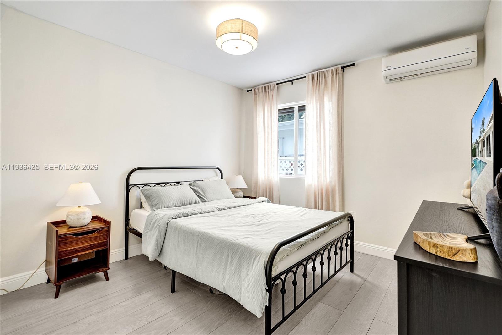 2570 NE 201st St Miami, FL 33180