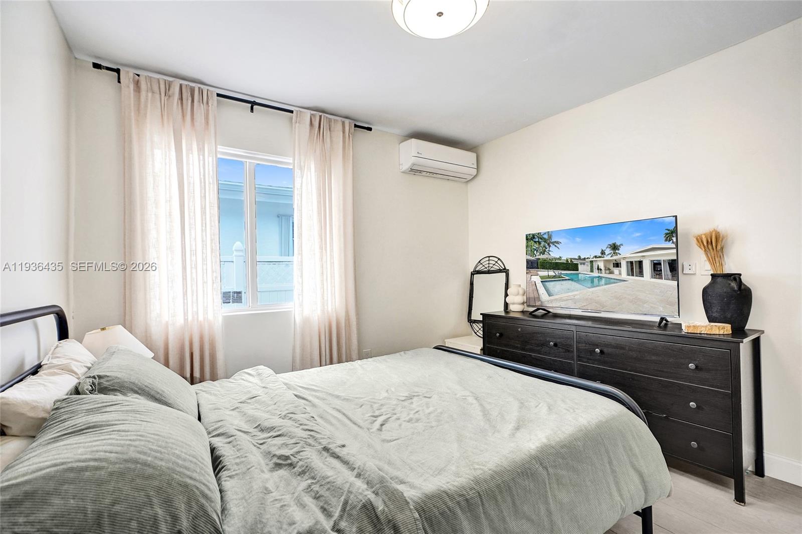 2570 NE 201st St Miami, FL 33180