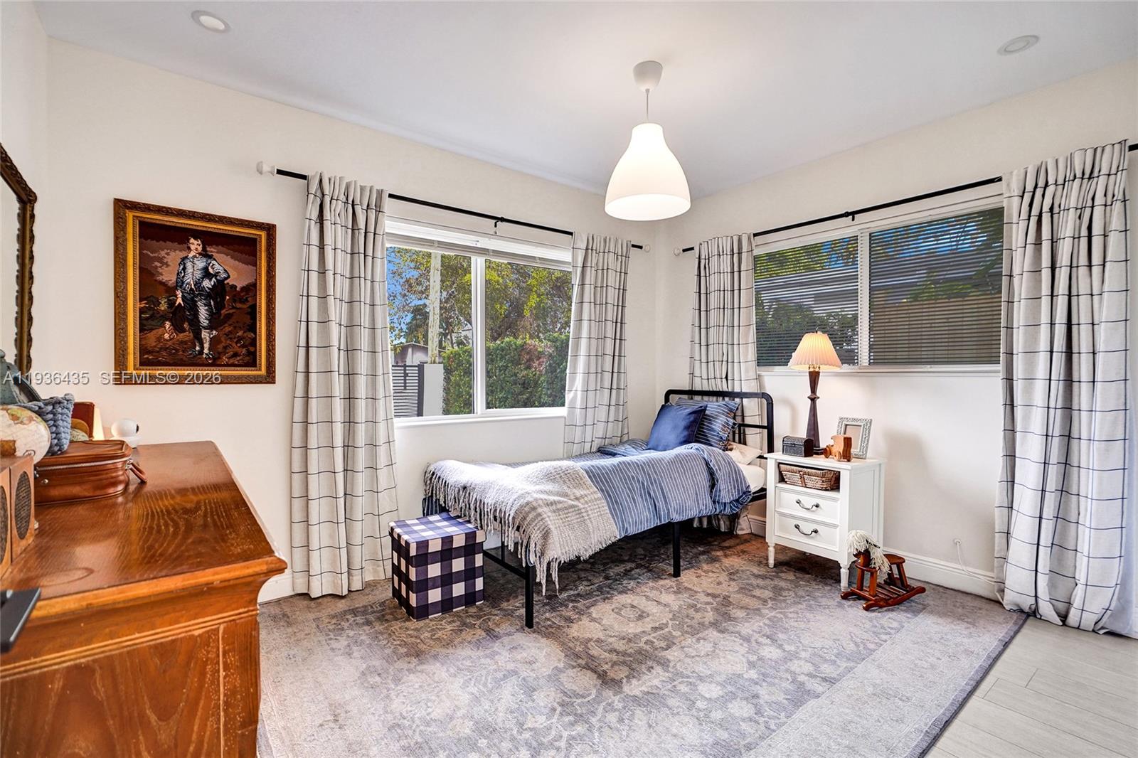 2570 NE 201st St Miami, FL 33180