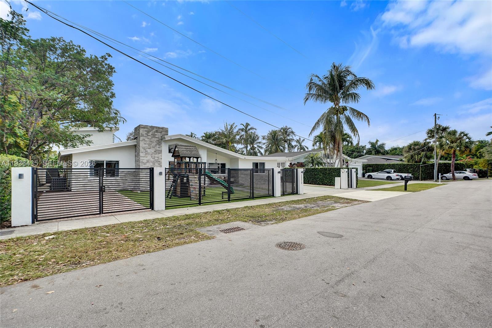 2570 NE 201st St Miami, FL 33180