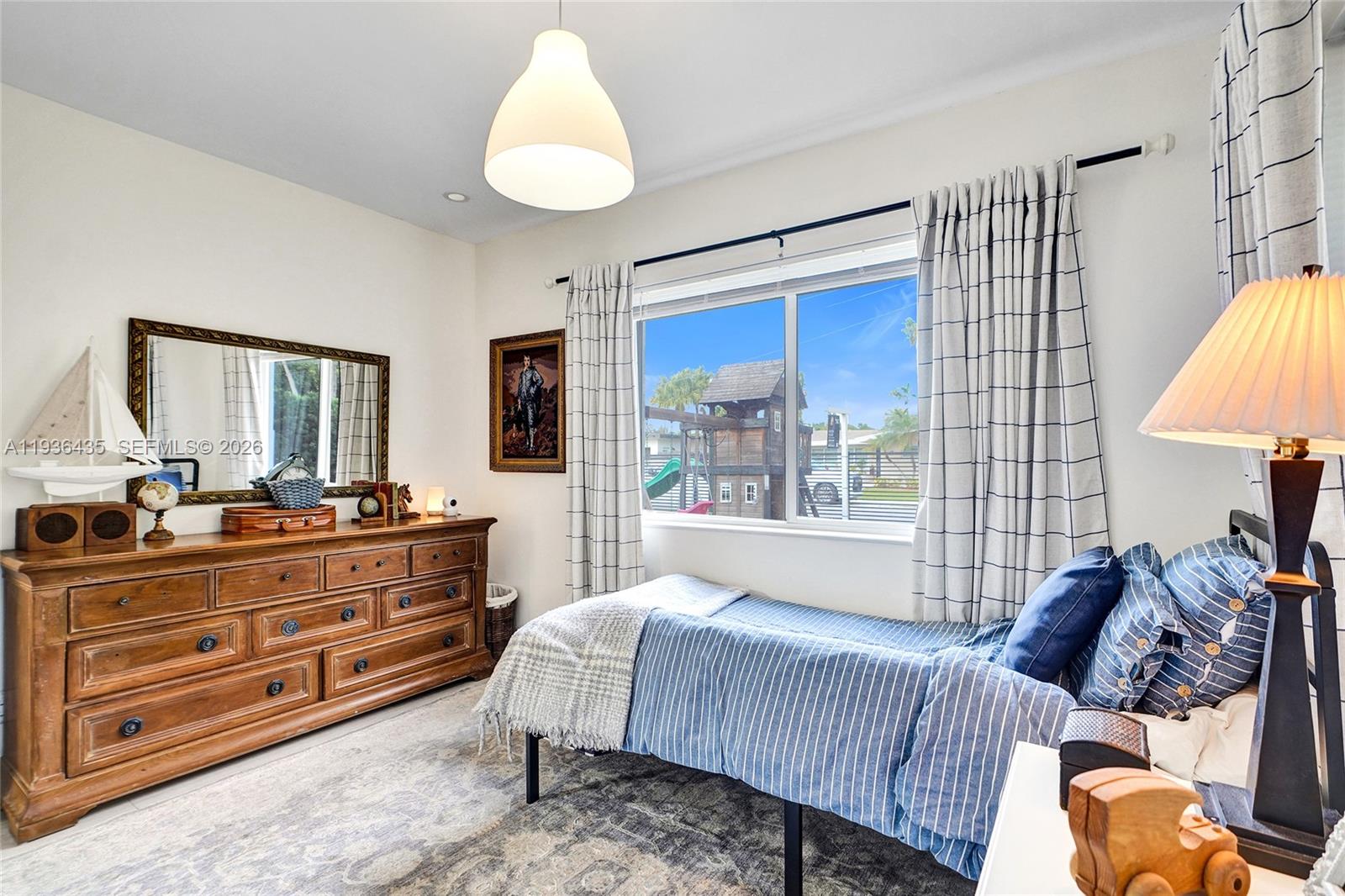 2570 NE 201st St Miami, FL 33180