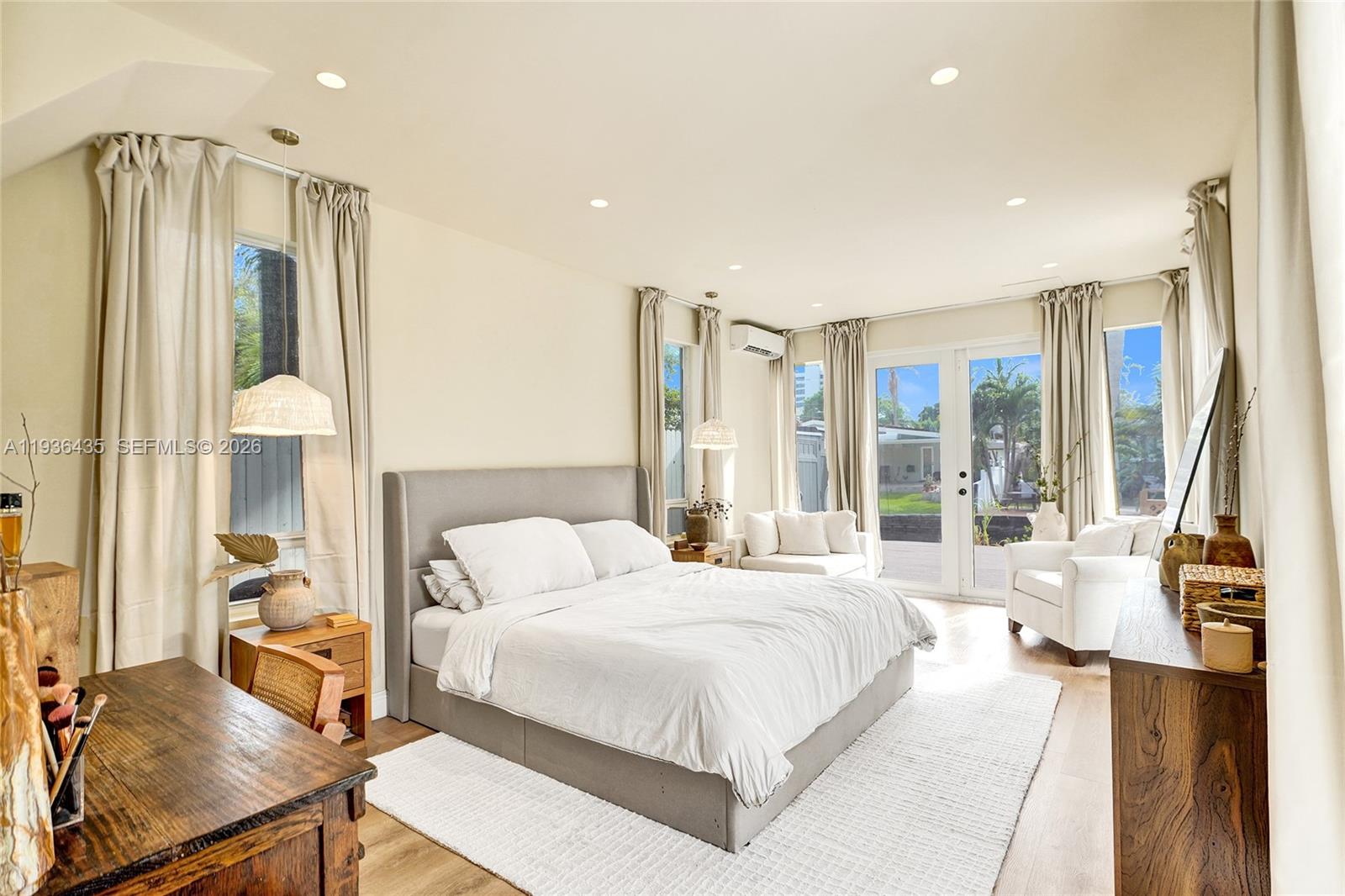 2570 NE 201st St Miami, FL 33180