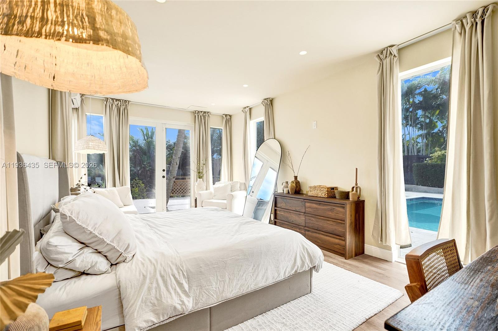 2570 NE 201st St Miami, FL 33180