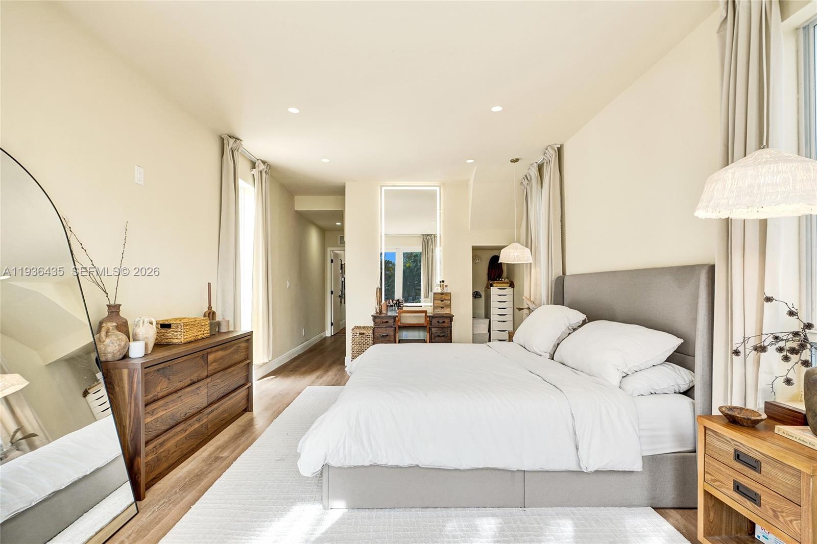 2570 NE 201st St Miami, FL 33180