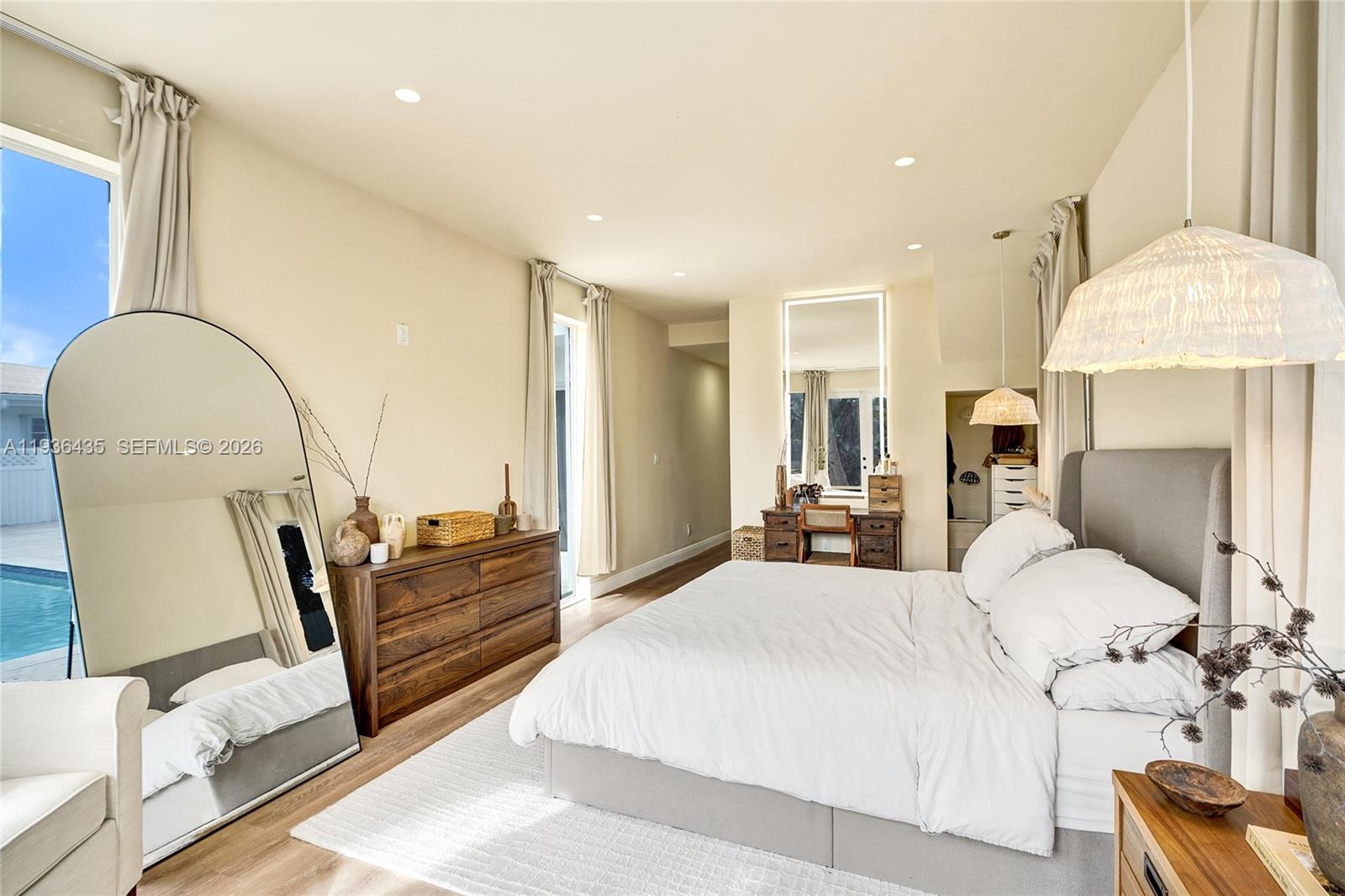 2570 NE 201st St Miami, FL 33180