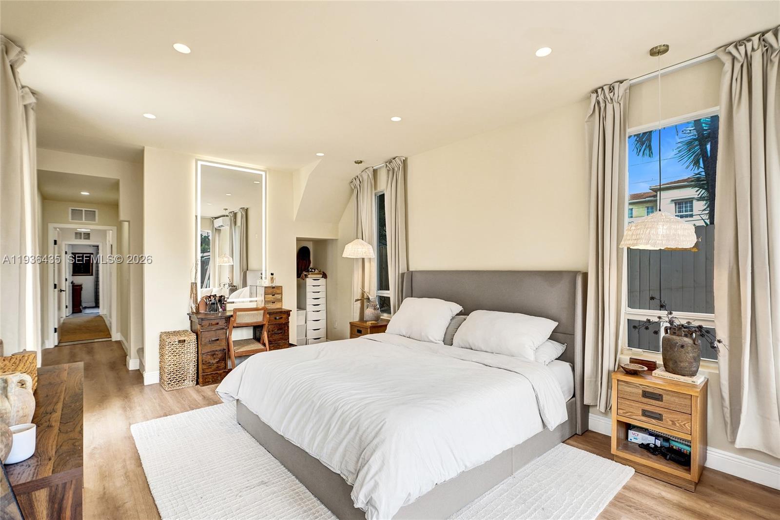 2570 NE 201st St Miami, FL 33180