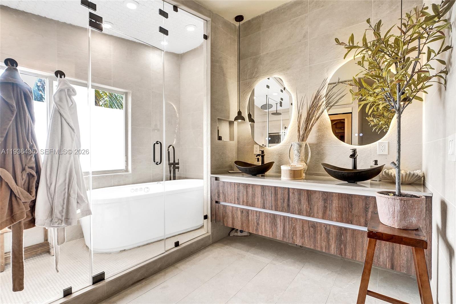 2570 NE 201st St Miami, FL 33180