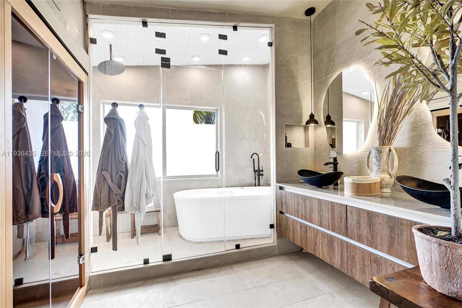 2570 NE 201st St Miami, FL 33180