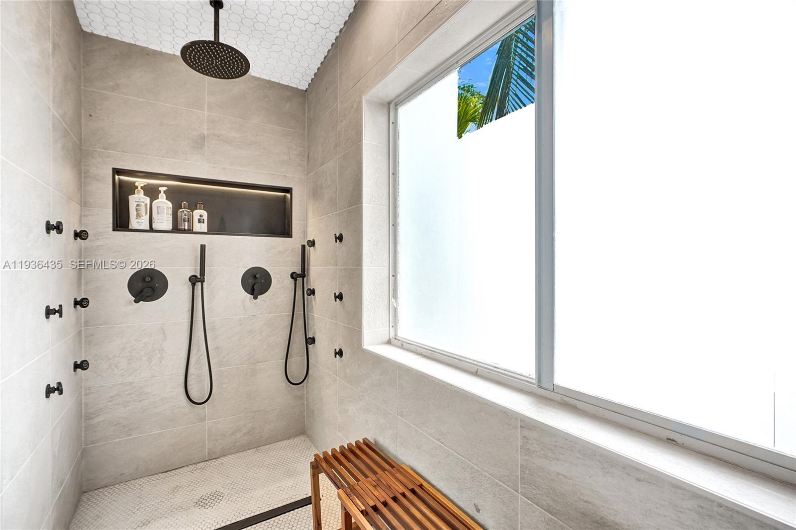 2570 NE 201st St Miami, FL 33180