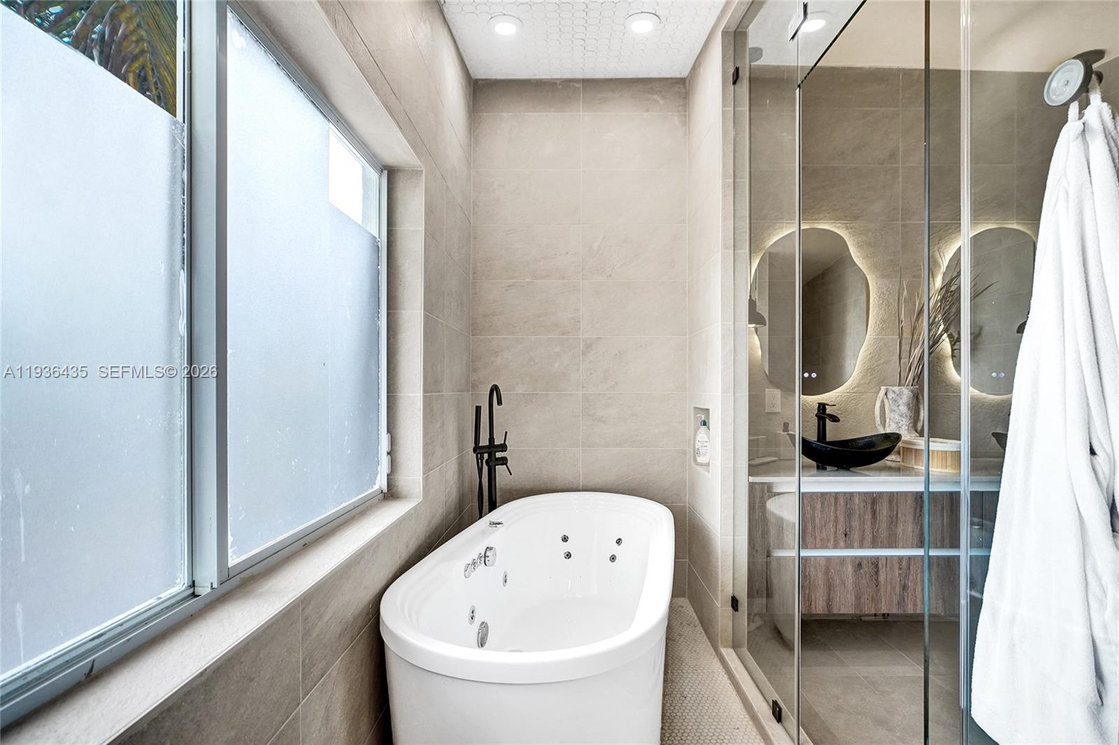 2570 NE 201st St Miami, FL 33180