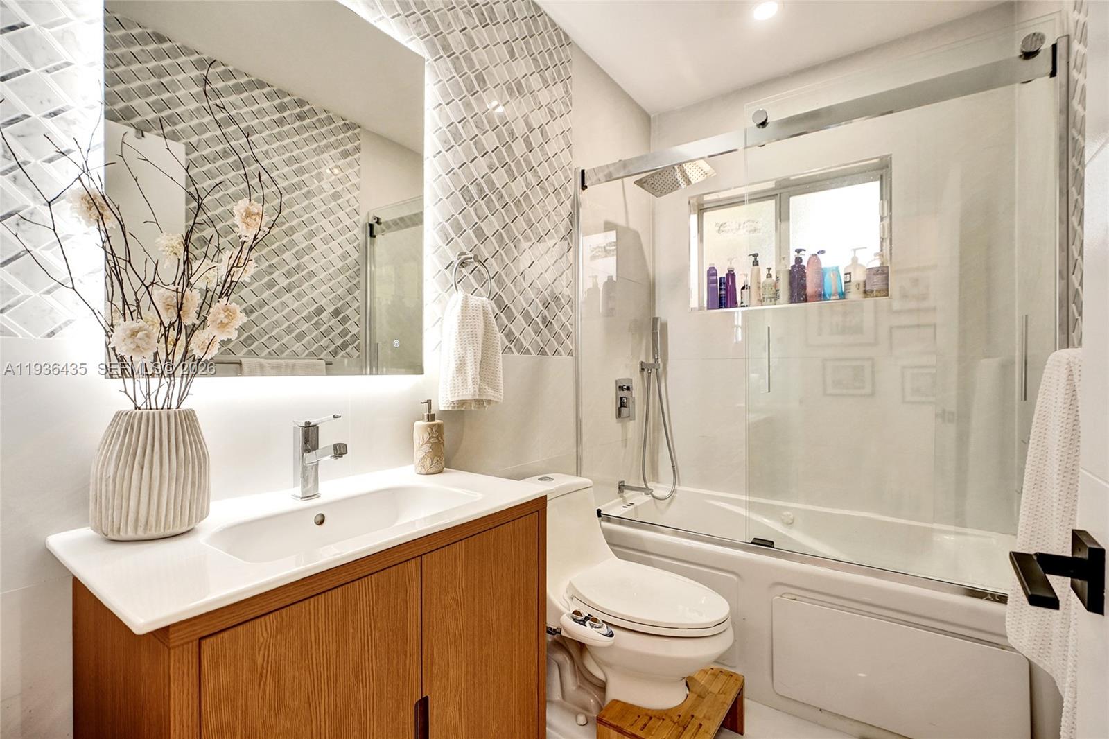 2570 NE 201st St Miami, FL 33180