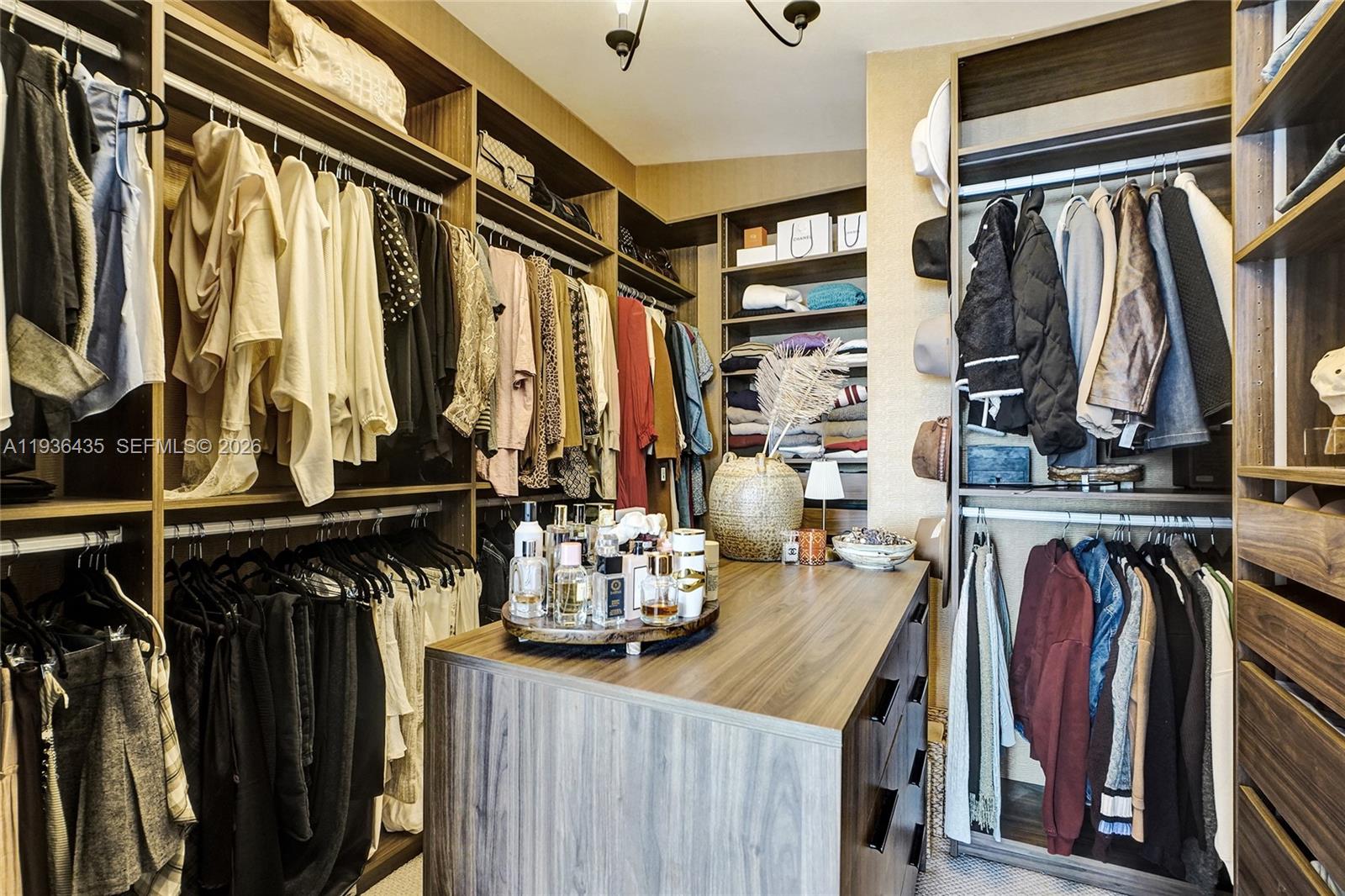 2570 NE 201st St Miami, FL 33180