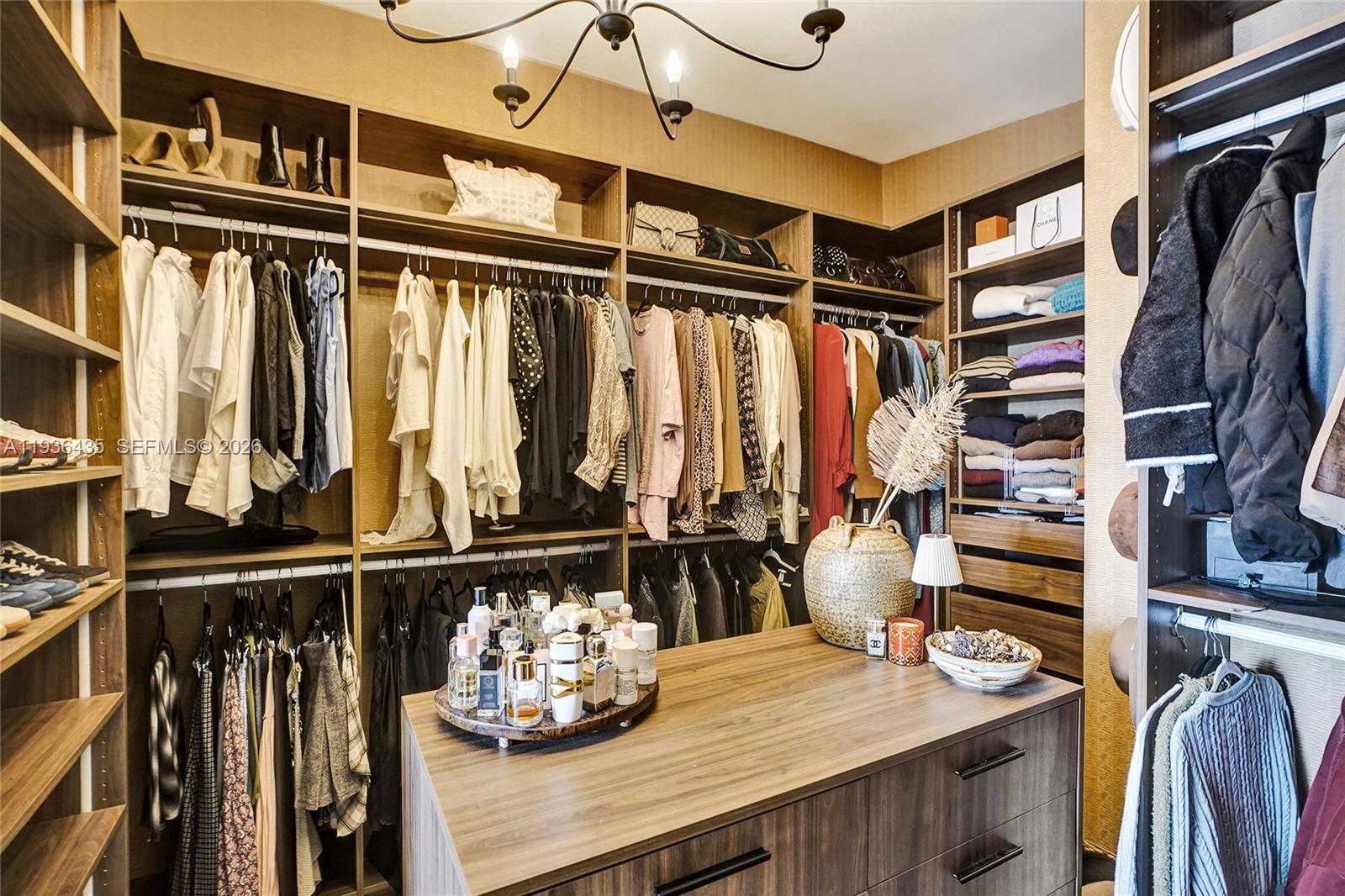 2570 NE 201st St Miami, FL 33180