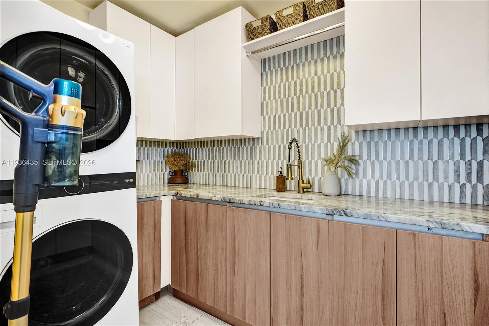 2570 NE 201st St Miami, FL 33180