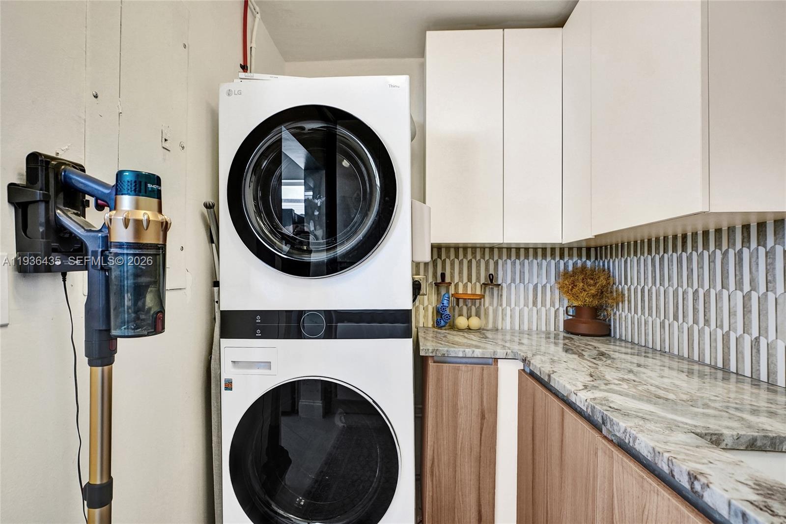 2570 NE 201st St Miami, FL 33180