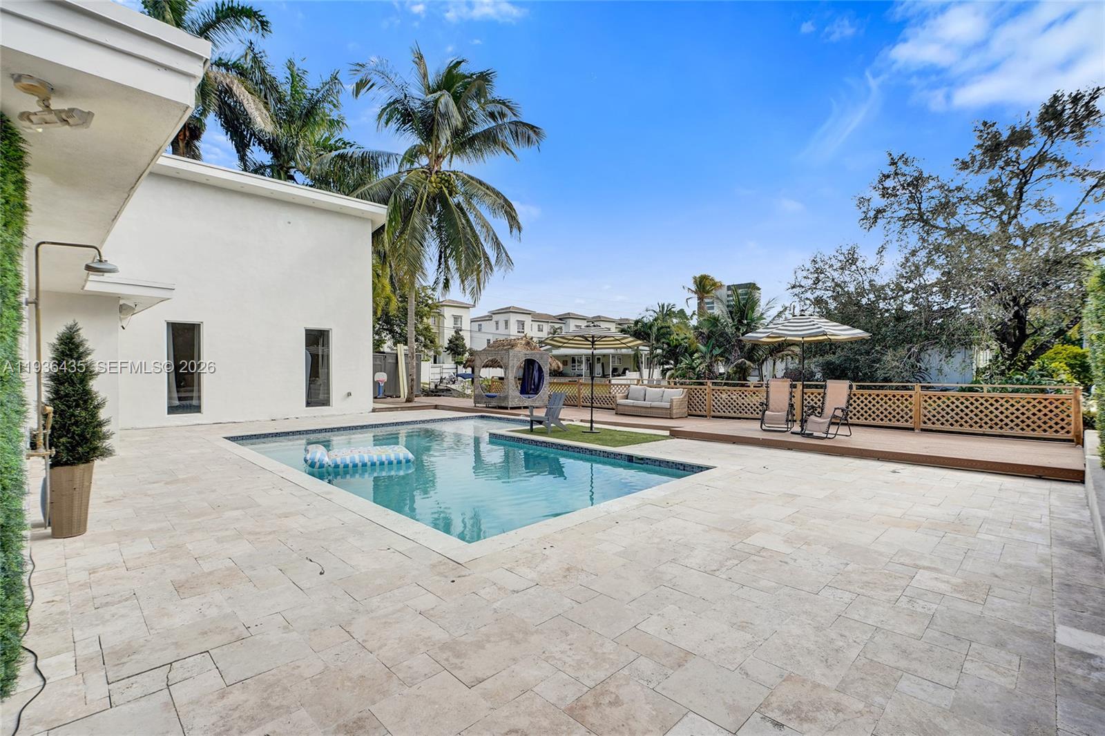 2570 NE 201st St Miami, FL 33180