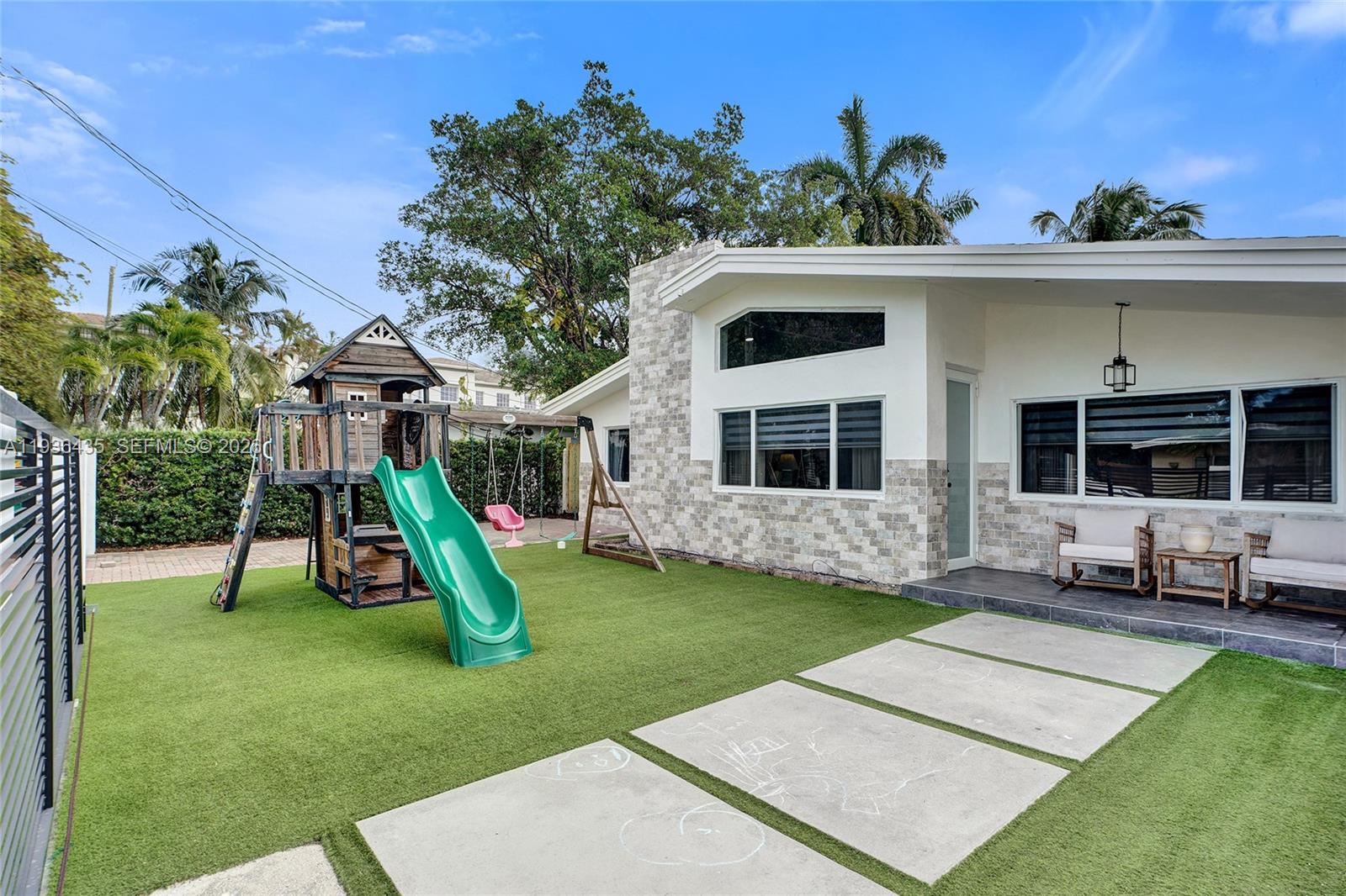 2570 NE 201st St Miami, FL 33180