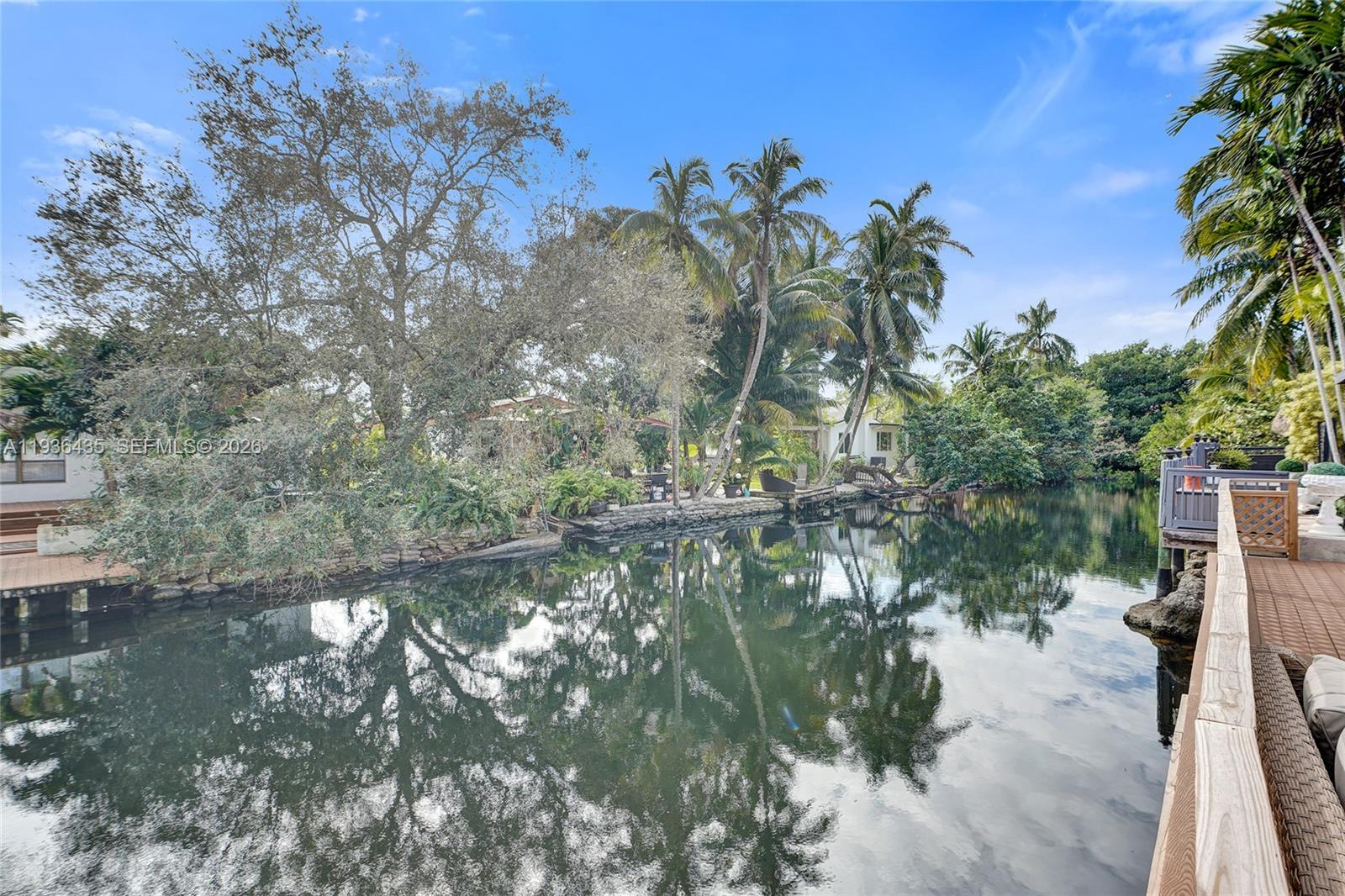 2570 NE 201st St Miami, FL 33180