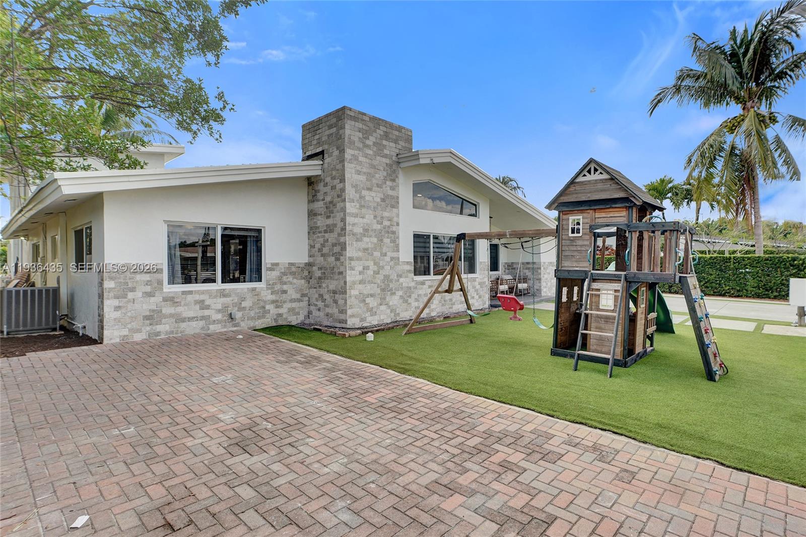 2570 NE 201st St Miami, FL 33180