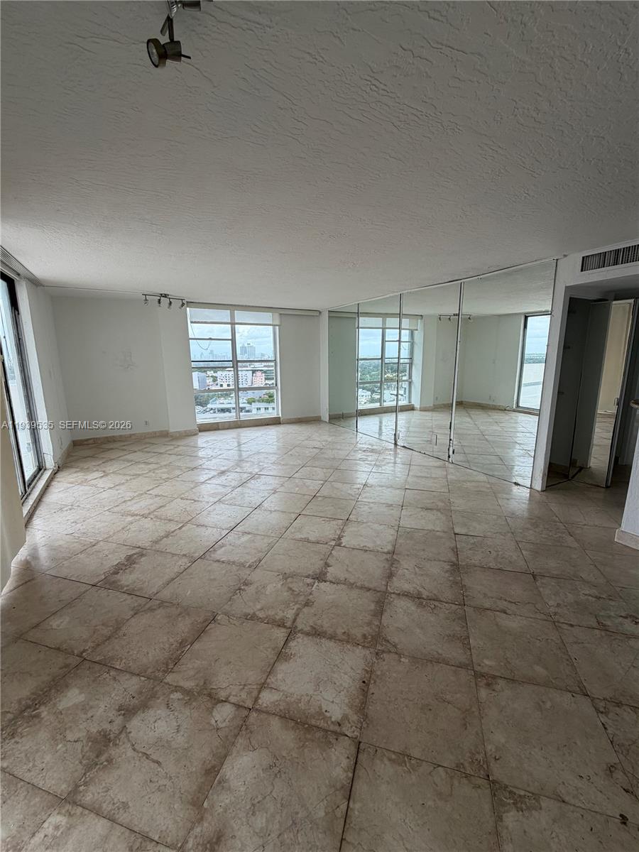 1800 Collins Ave #19B Miami Beach, FL 33139