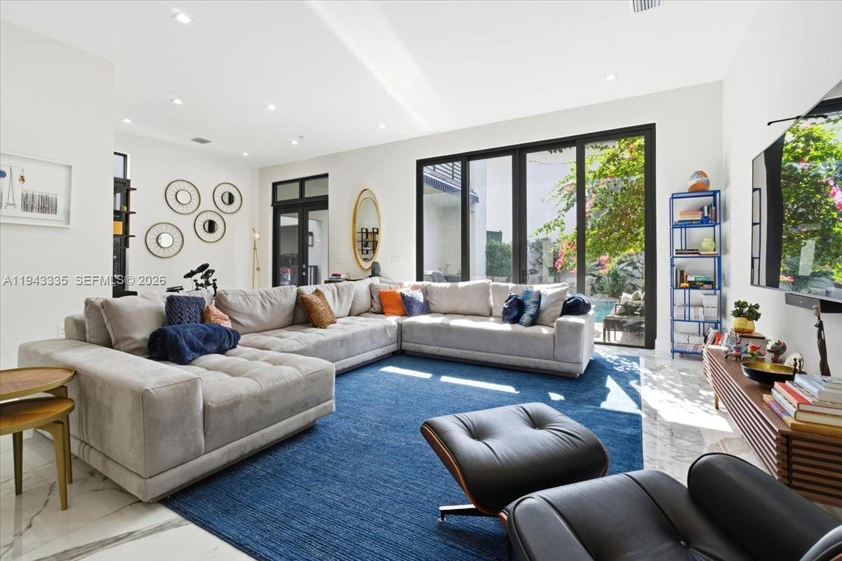 8156 NW 48th Ter Doral, FL 33166