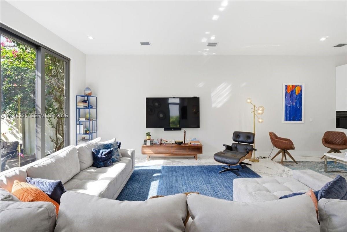 8156 NW 48th Ter Doral, FL 33166