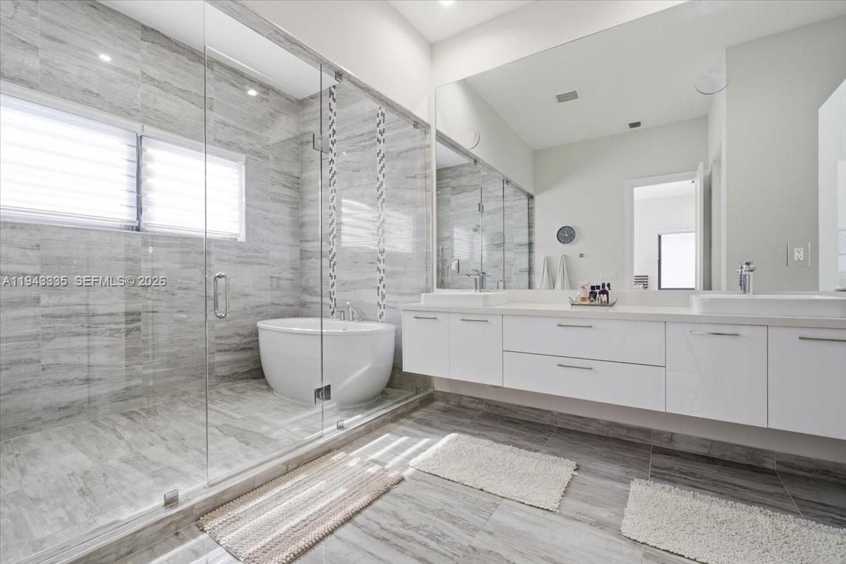 8156 NW 48th Ter Doral, FL 33166